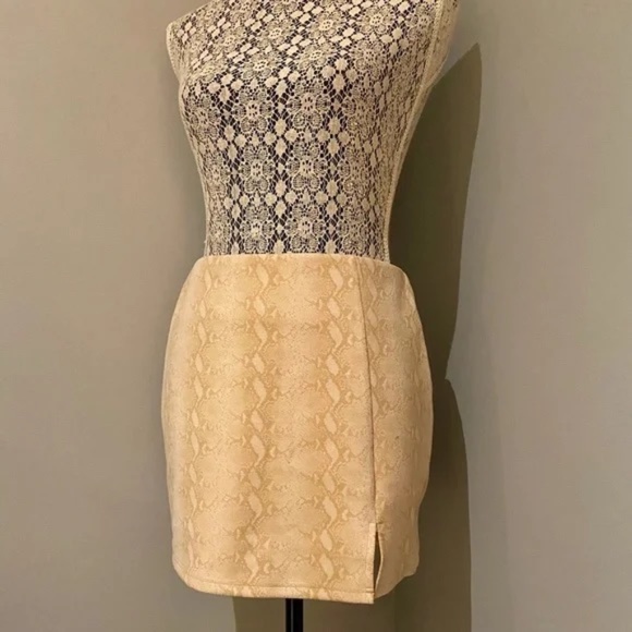 HONEY BELLE Women's Snakeskin Mini Skirt in Nude/Cream│Size Medium - Picture 10 of 16